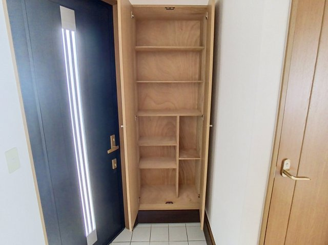 シャルム小白川Bの玄関