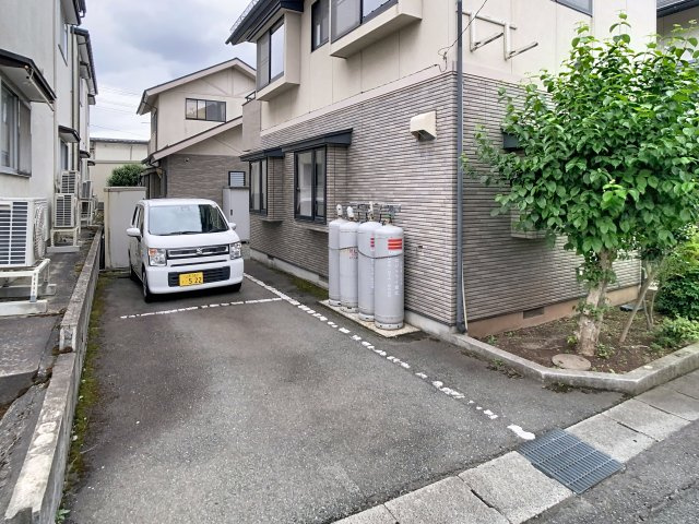 シャルム小白川Bの駐車場