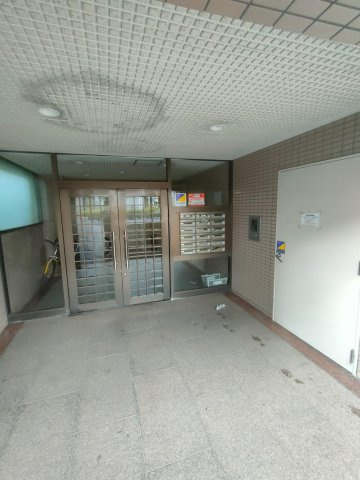 調布市小島町２丁目の賃貸マンションのエントランス