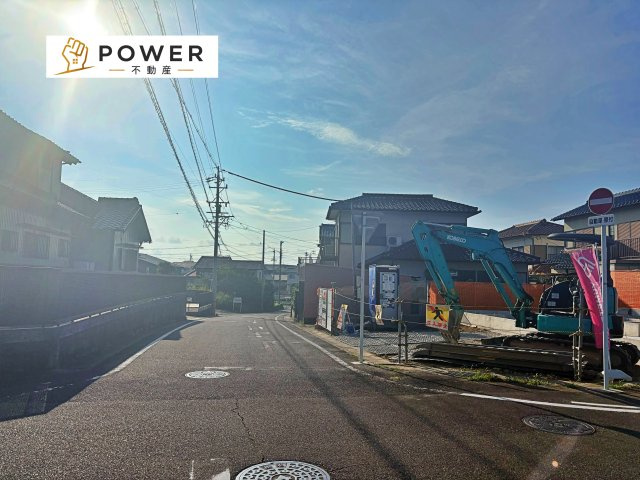 ブルーミングガーデン　豊田市市木町3丁目2期　全1棟の前面道路含む現地写真|十分なゆとりがあり、邸宅としての佇まいをより一層引き立てております。上品な住環境をお約束いたします。