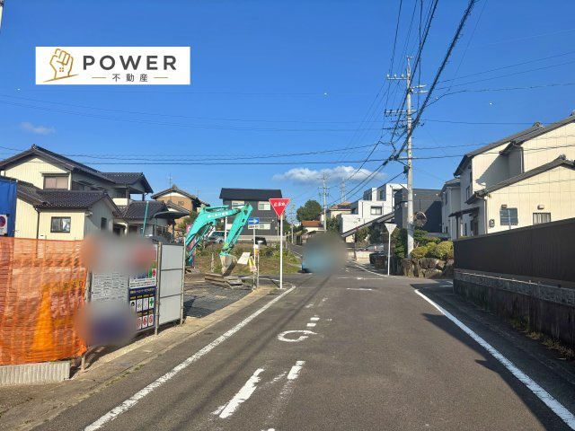 ブルーミングガーデン　豊田市市木町3丁目2期　全1棟の前面道路含む現地写真|十分なゆとりがあり、邸宅としての佇まいをより一層引き立てております。上品な住環境をお約束いたします。