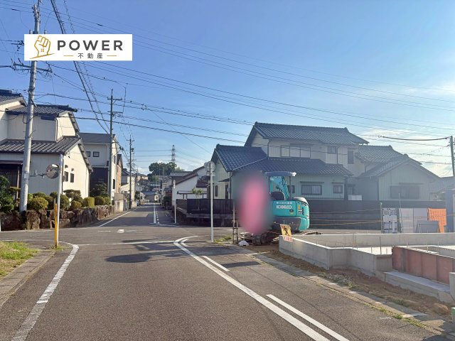 ブルーミングガーデン　豊田市市木町3丁目2期　全1棟の前面道路含む現地写真|十分なゆとりがあり、邸宅としての佇まいをより一層引き立てております。上品な住環境をお約束いたします。