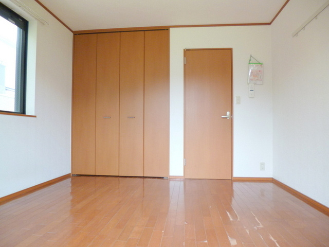 サニーハイツ２の寝室|２面採光の洋室