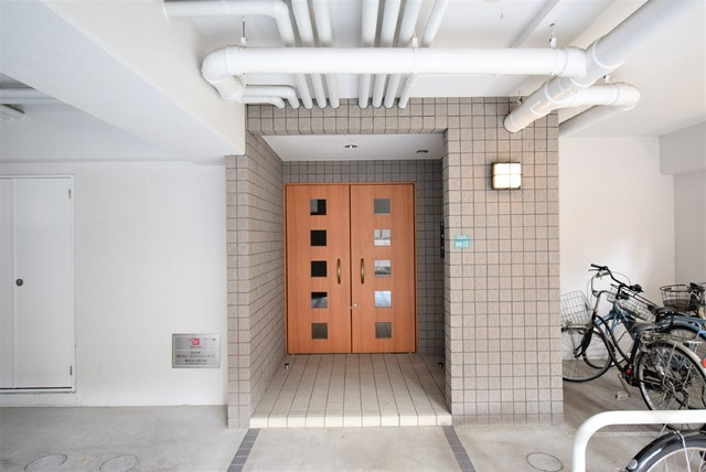 芦屋市東山町の賃貸マンションのエントランス