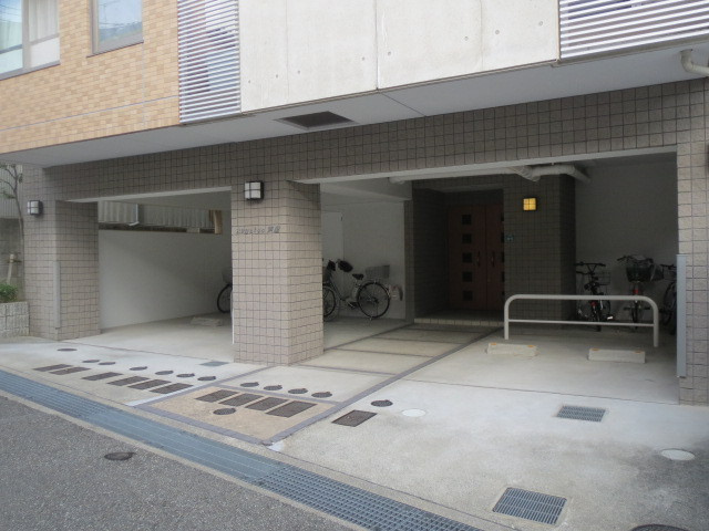 芦屋市東山町の賃貸マンションの駐車場