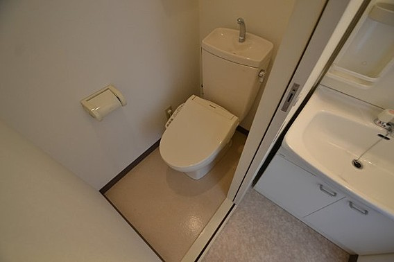 神戸市灘区宮山町３丁目の賃貸マンションのトイレ