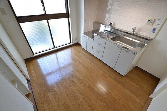 神戸市灘区宮山町３丁目の賃貸マンションの居間・リビング