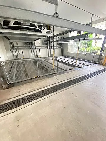 西宮市津門西口町の賃貸マンションの駐車場