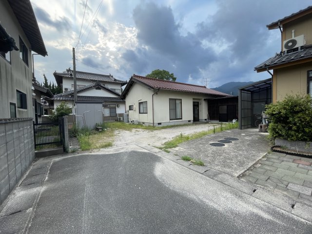 中古戸建　稲岡町　2LDKの駐車場