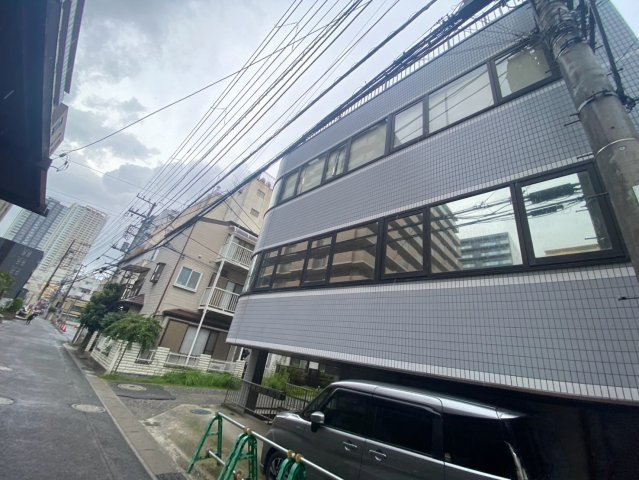 アール・ワイ・エムビルの外観