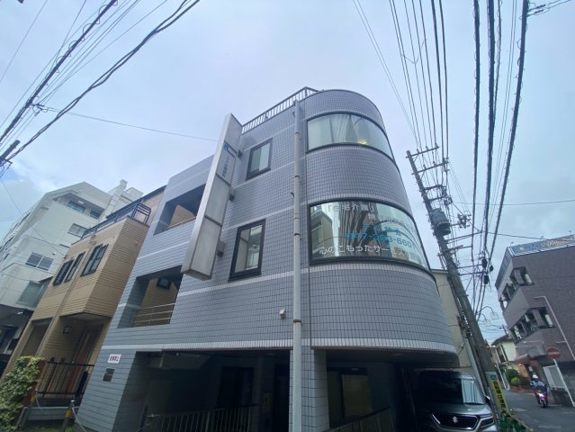 アール・ワイ・エムビルの外観