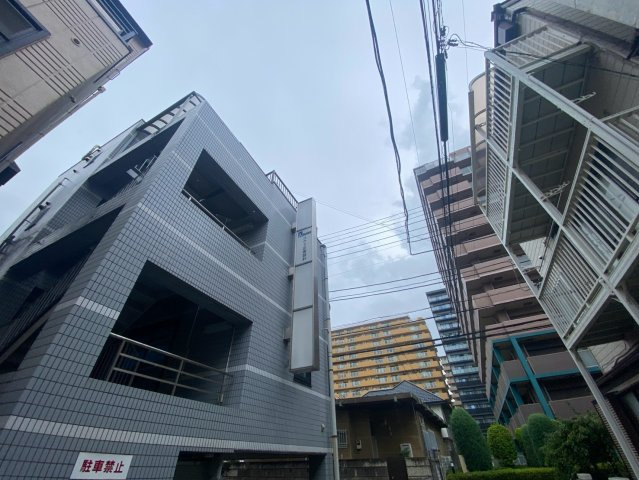 アール・ワイ・エムビルの外観
