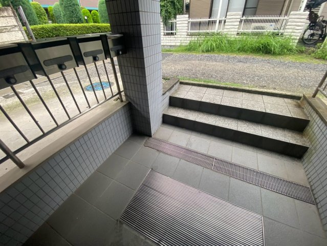 アール・ワイ・エムビルのバルコニー
