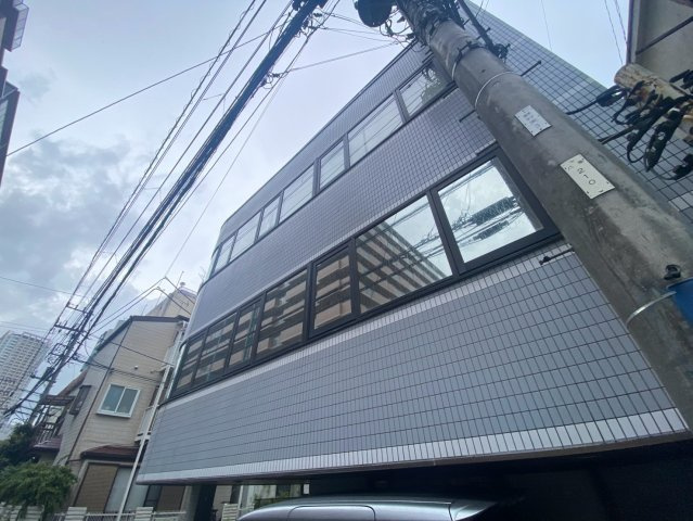 アール・ワイ・エムビルの外観