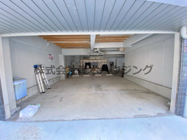 【駐車場】 | 　サンシャイン香里パート1 | 駐車場があるので、車を買う予定の方も安心です
※車高制限あります。約1.6Mまで。現地確認お願いします。