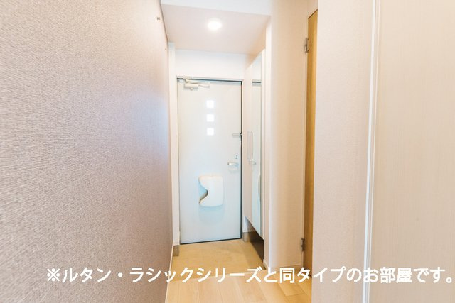 リバーウエスト中島の玄関