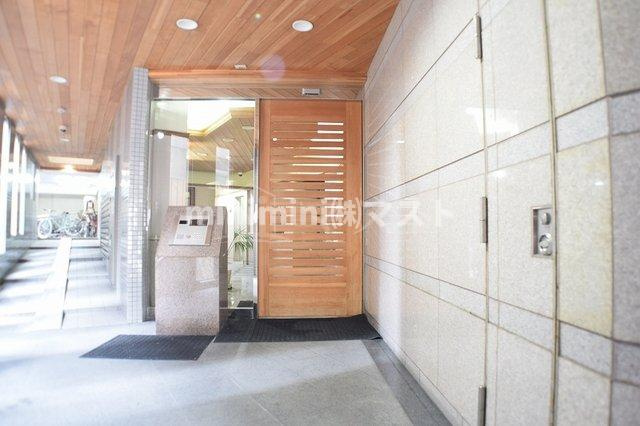 大阪市浪速区敷津西１丁目の賃貸マンションのエントランス
