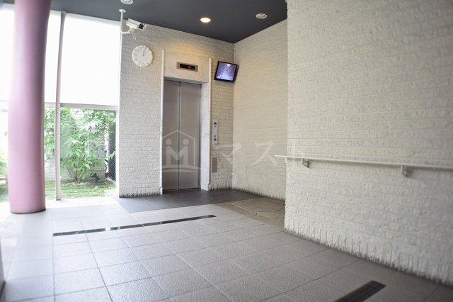 大阪市浪速区塩草３丁目の賃貸マンションのロビー