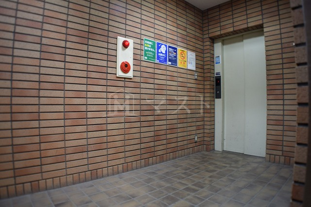 大阪市浪速区恵美須西３丁目の賃貸マンションのロビー