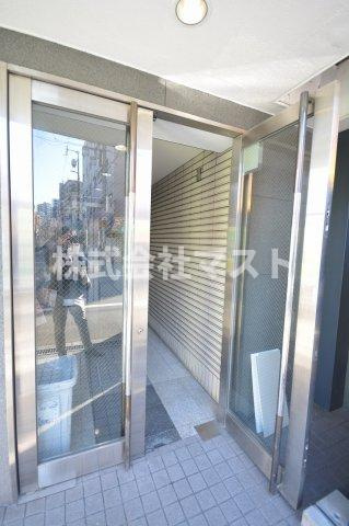 大阪市浪速区敷津西１丁目の賃貸マンションのエントランス