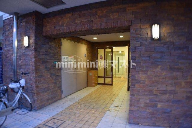 大阪市浪速区塩草３丁目の賃貸マンションのエントランス