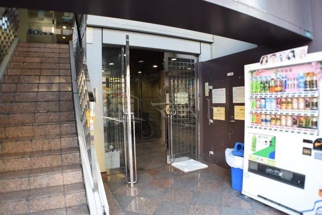 大阪市浪速区恵美須西２丁目の賃貸マンションのエントランス