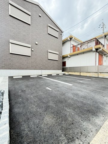 Loyal Pine Eastの駐車場