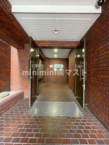 大阪市浪速区桜川２丁目の賃貸マンションのエントランス