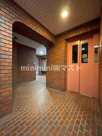 大阪市浪速区桜川２丁目の賃貸マンションのロビー