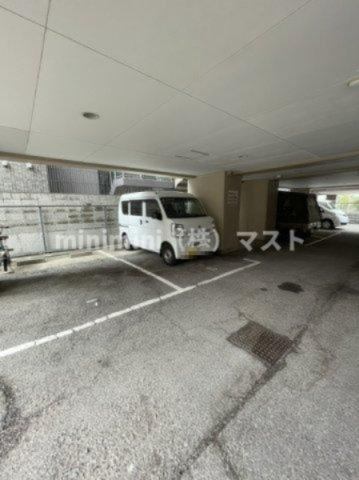 大阪市浪速区桜川１丁目の賃貸マンションの駐車場