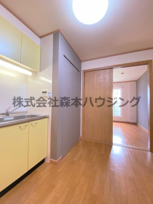 【居間・リビング】 | 　フレーリーコート | こちらの居間で趣味の時間をお楽しみください