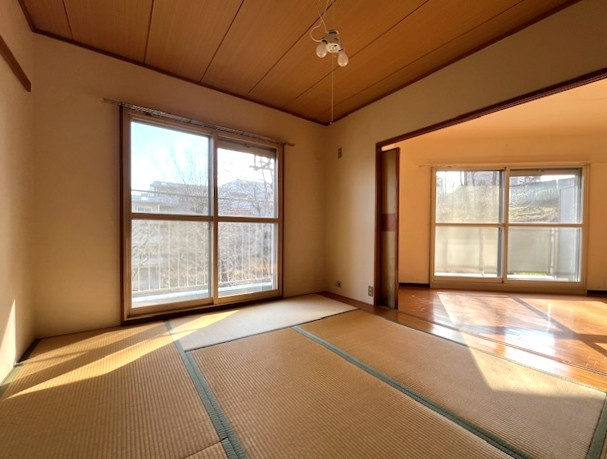 椿峰ニュータウン32街区3号棟の和室|リビング続きの和室が空間にゆとりと落ち着きを演出します。