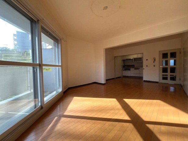 椿峰ニュータウン32街区3号棟の居間・リビング|南向きにつき日当たり良好