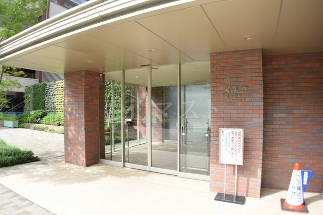 大阪市西区江之子島２丁目の賃貸マンションのエントランス