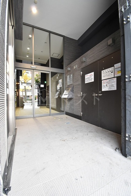 大阪市西区南堀江１丁目の賃貸マンションのエントランス