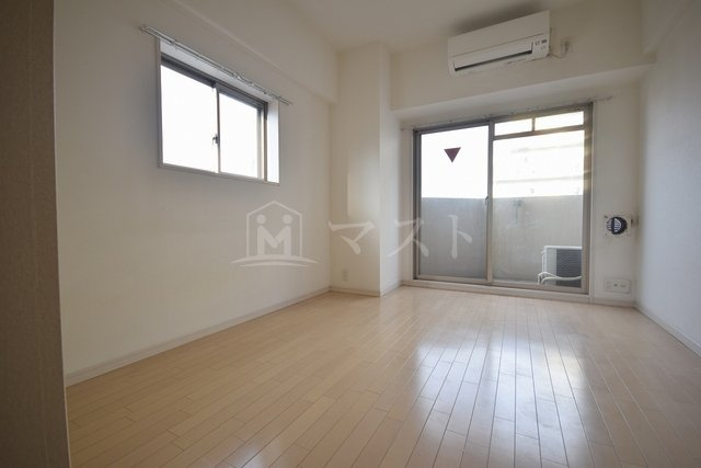 大阪市西区北堀江３丁目の賃貸マンションの居間・リビング|部屋横の小窓は角部屋のみです