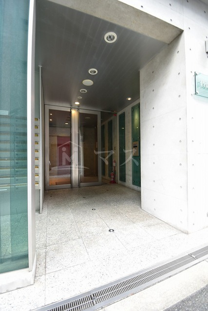 大阪市西区靱本町２丁目の賃貸マンションのエントランス