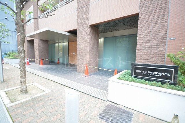 大阪市西区新町１丁目の賃貸マンションのエントランス