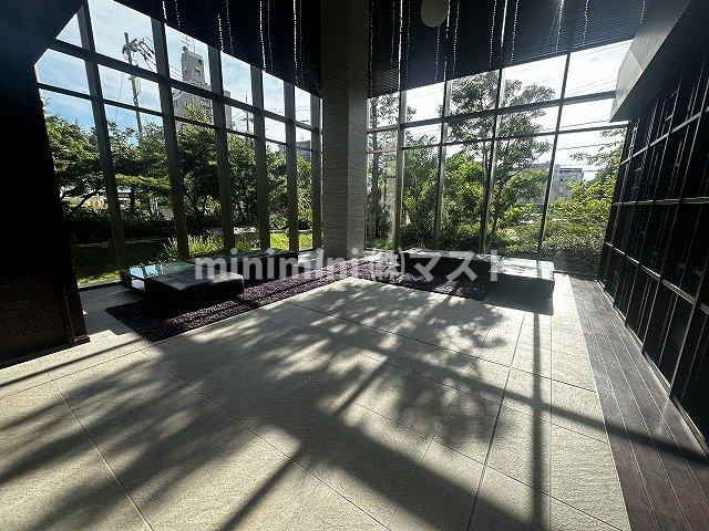大阪市西区江之子島２丁目の賃貸マンションのエントランス
