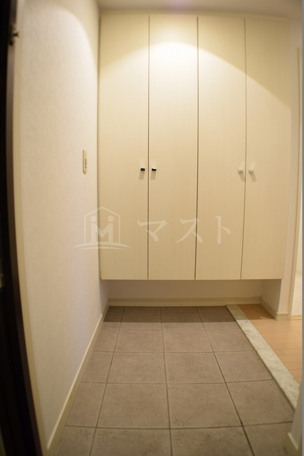 大阪市西区西本町２丁目の賃貸マンションの玄関
