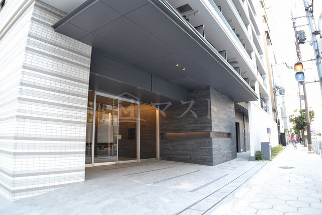 大阪市西区靱本町２丁目の賃貸マンションのエントランス