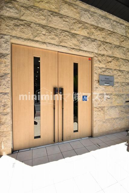 大阪市西区京町堀２丁目の賃貸マンションのエントランス