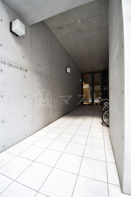 大阪市西区江戸堀３丁目の賃貸マンションのエントランス