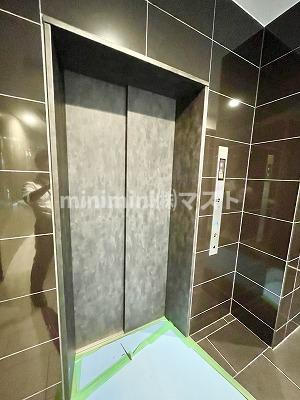 大阪市西区九条南３丁目の賃貸マンションのエントランス