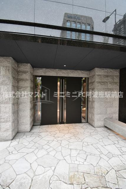 大阪市西区南堀江２丁目の賃貸マンションのエントランス
