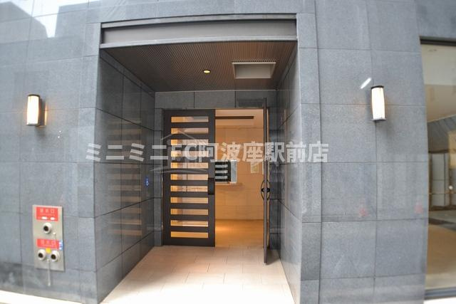 大阪市西区江戸堀２丁目の賃貸マンションのエントランス
