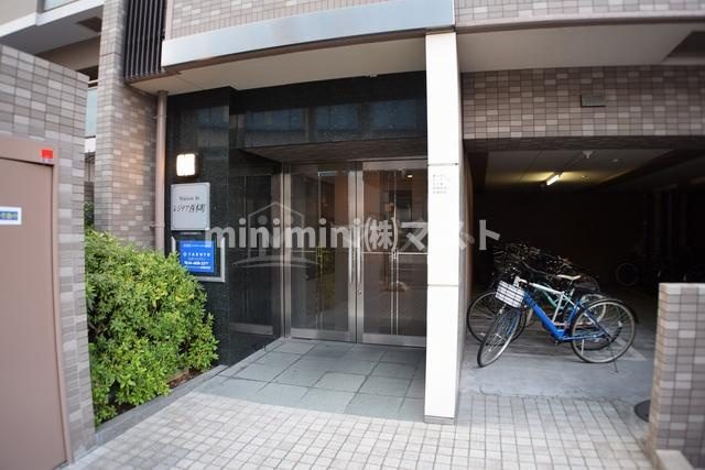 大阪市西区西本町２丁目の賃貸マンションのエントランス