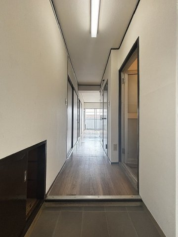 大阪市港区磯路３丁目の賃貸マンションの玄関