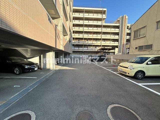 大阪市港区磯路１丁目の賃貸マンションの駐車場