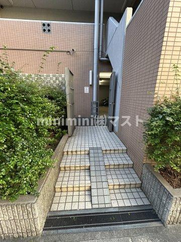 大阪市港区磯路１丁目の賃貸マンションのエントランス